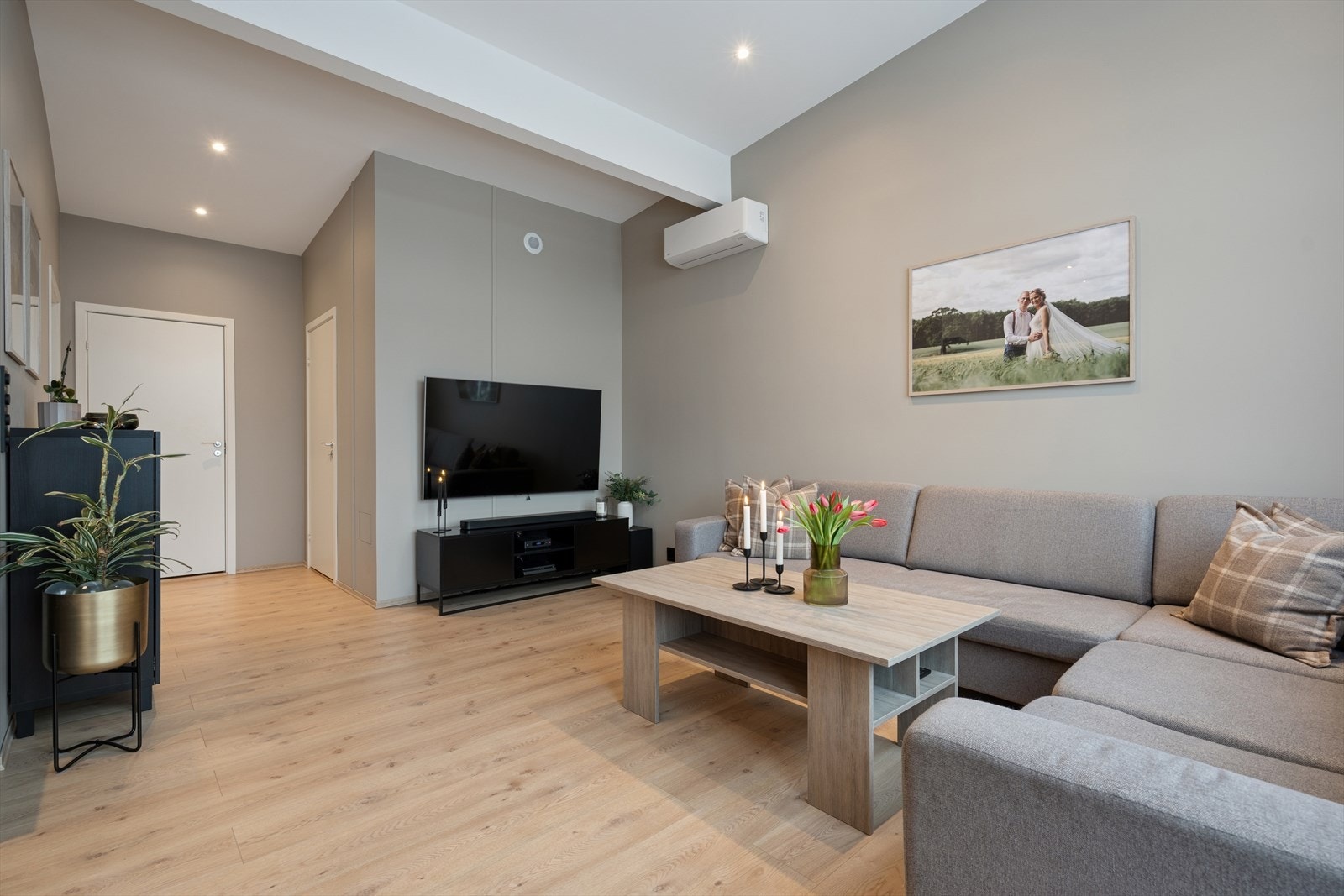 Det er naturlig plass for sofahjørne med tv-møblementer. Galleribilde