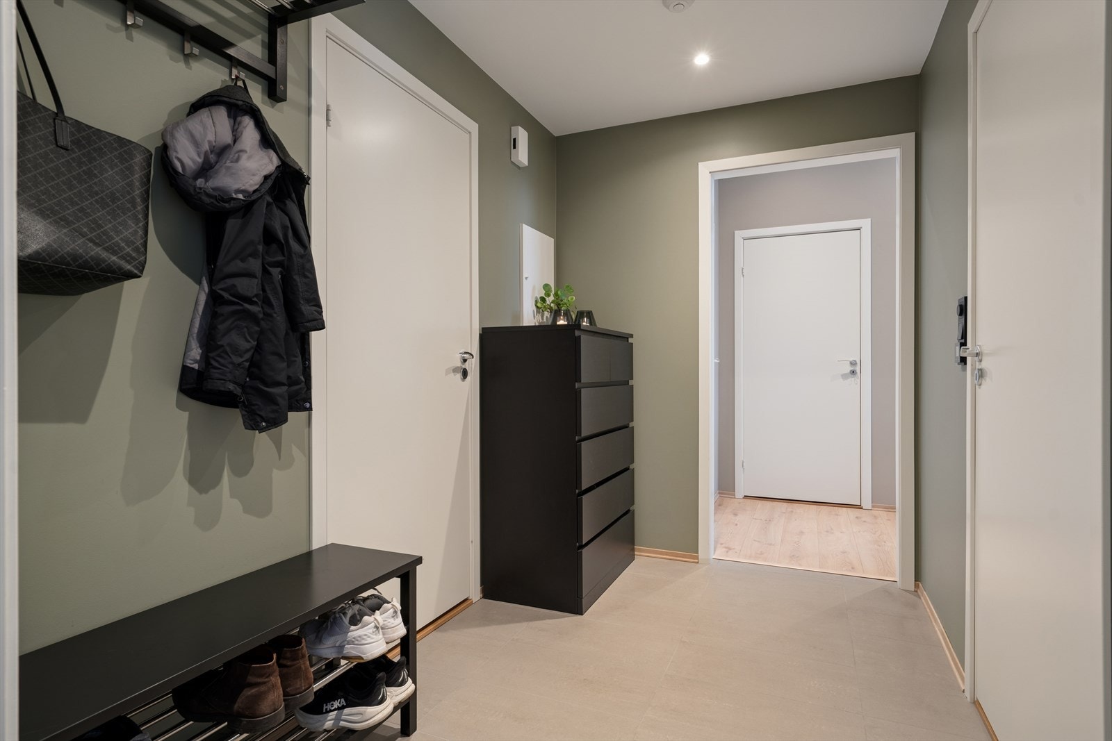 Gangen gir et godt førsteinntrykk med plass for å henge fra seg yttertøy og sko. Galleribilde