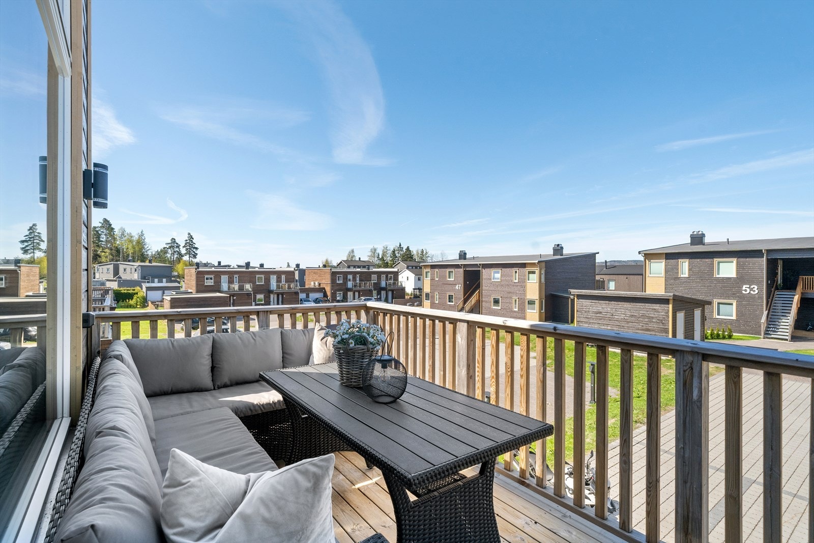 Leiligheten disponerer en gruset parkeringsplass med elbillader utenfor leiligheten på sameiets fellesområder. Galleribilde