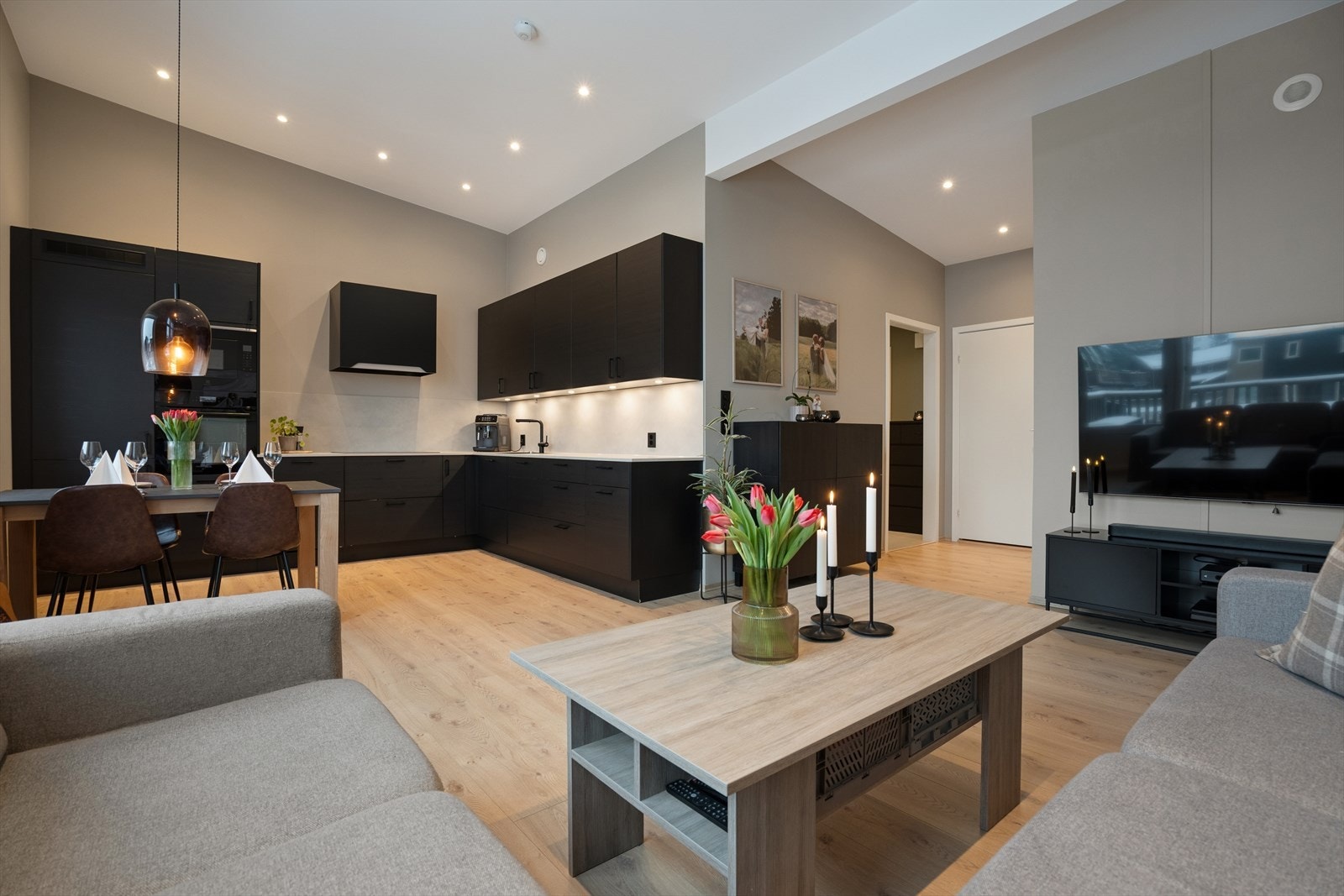 Stuen har downlights i tak som gir behagelig og stemningsfull belysning. Galleribilde