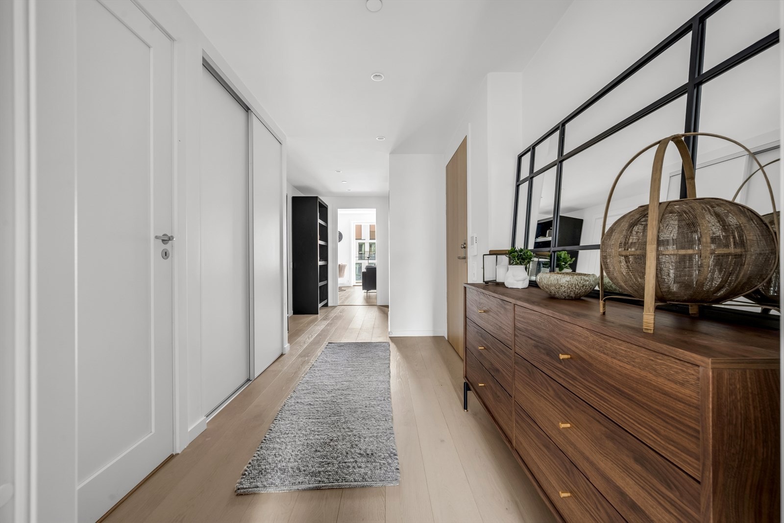 Vel inne møter du en romslig og innbydende entré med god plass til å henge av deg yttertøy. Gangen har gode oppbevaringsmuligheter med garderobeskap. Galleribilde