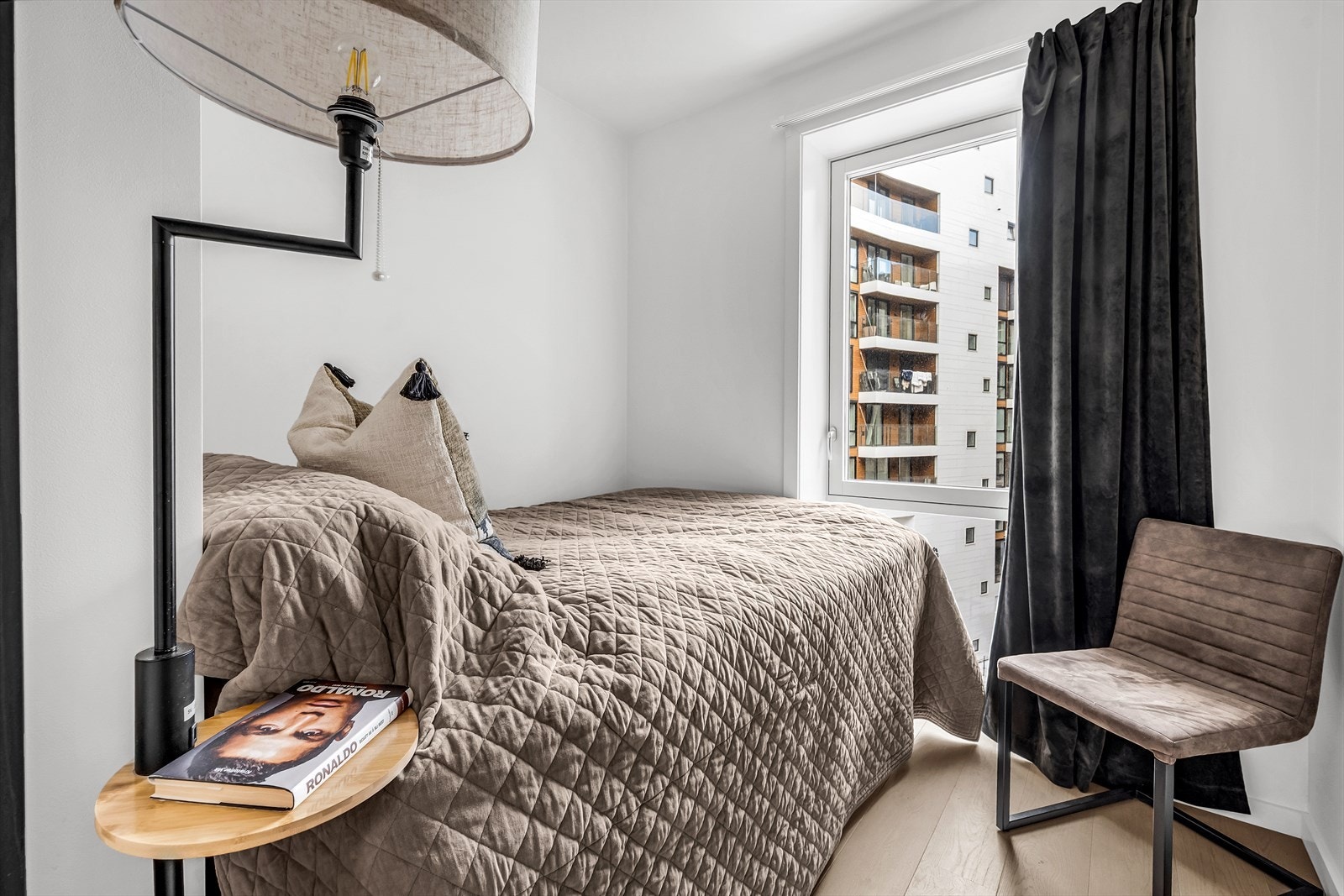 Soverom nummer to er av god størrelse, med plass til dobbeltseng, garderobe og tilhørende møblement. Galleribilde