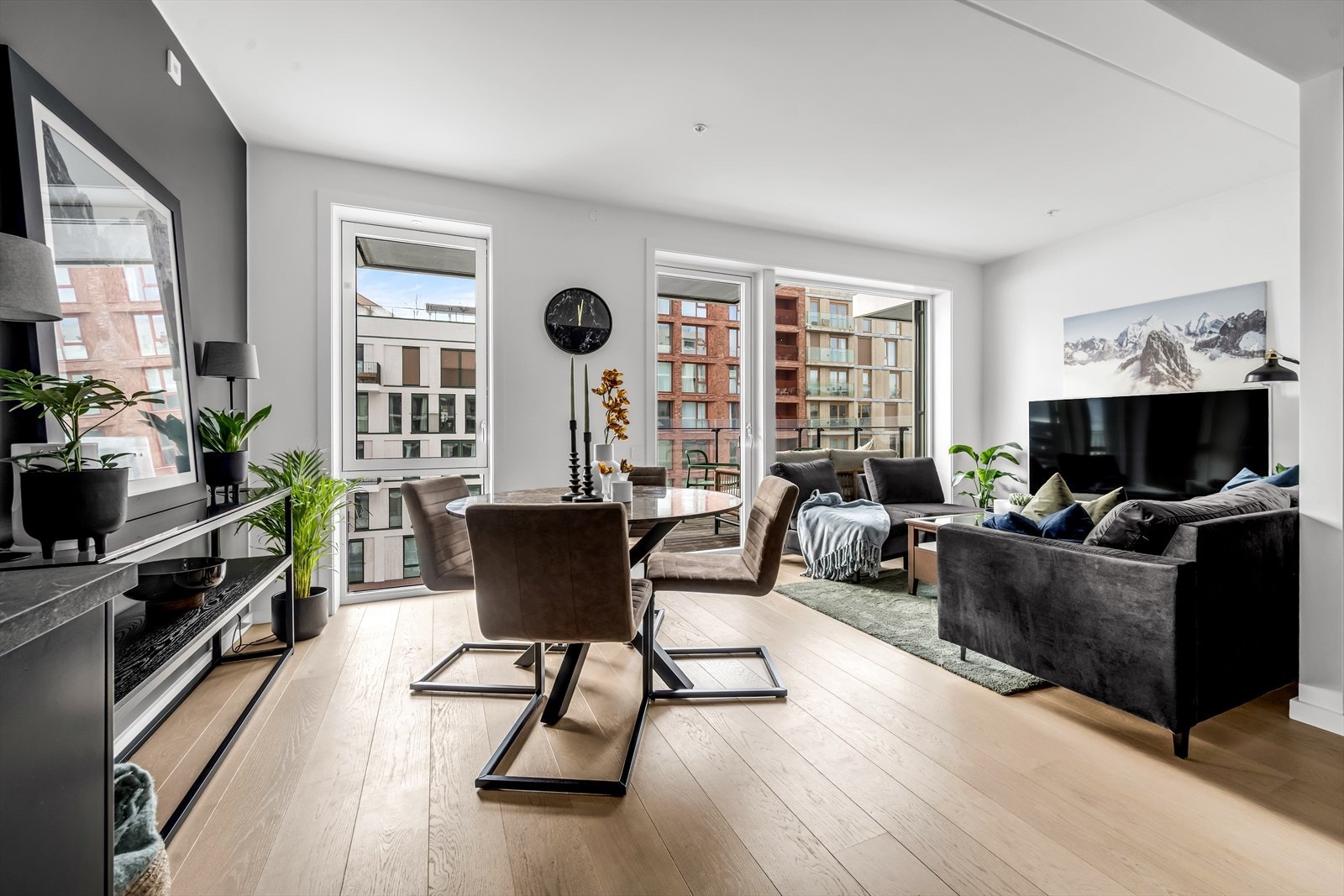Utgang til en stor vestvendt, terrasse på 7m². Galleribilde