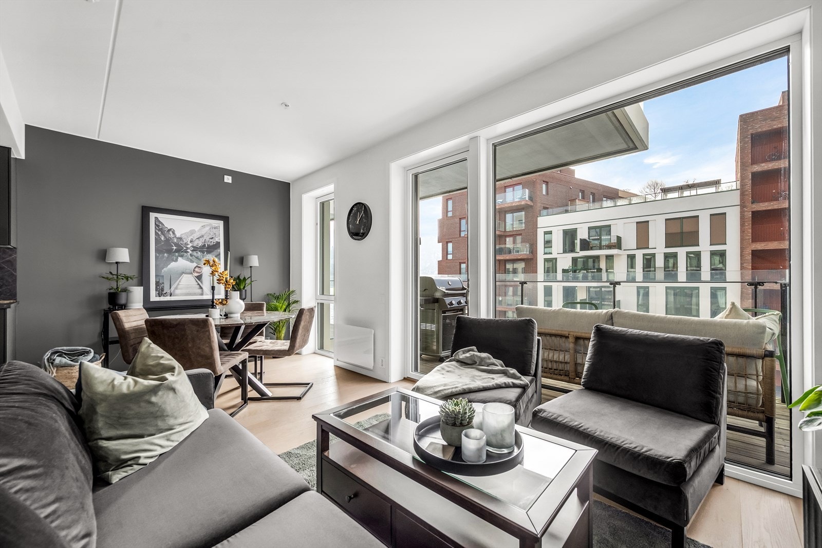 I stuen er det god plass til sofagruppe, spiseplass og TV- møblement. Galleribilde