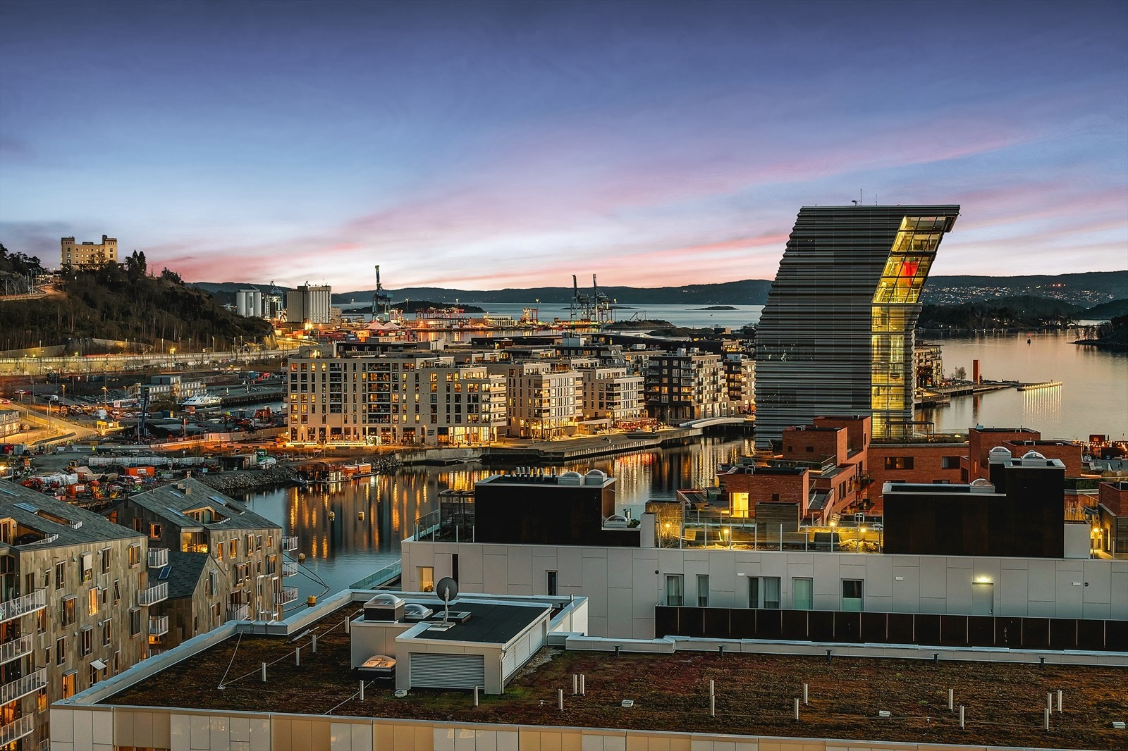 Nærheten til vannet gjør det til et flott sted å bo, hvor man enkelt kan ta seg en svømmetur i sjøen, nyte kveldssolen, vandre langs havnepromenaden, besøke en fortauskafè eller oppsøke det brede spekteret av kulturopplevelser området byr på. Galleribilde
