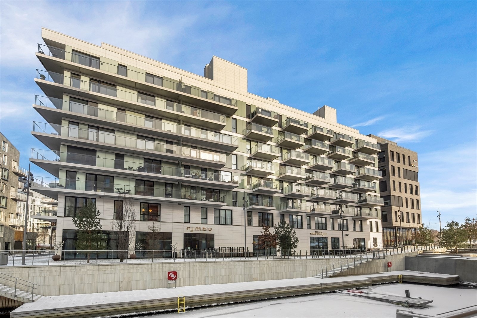 Rostockgata 54 har en svært sentral beliggenhet i Barcode-området, som opplever en blomstrende utvikling. Bjørvika er et moderne og vakkert nabolag med boliger, butikker, restauranter, serveringssteder, kontorbygg, kunst og kultur av høy klasse. Galleribilde