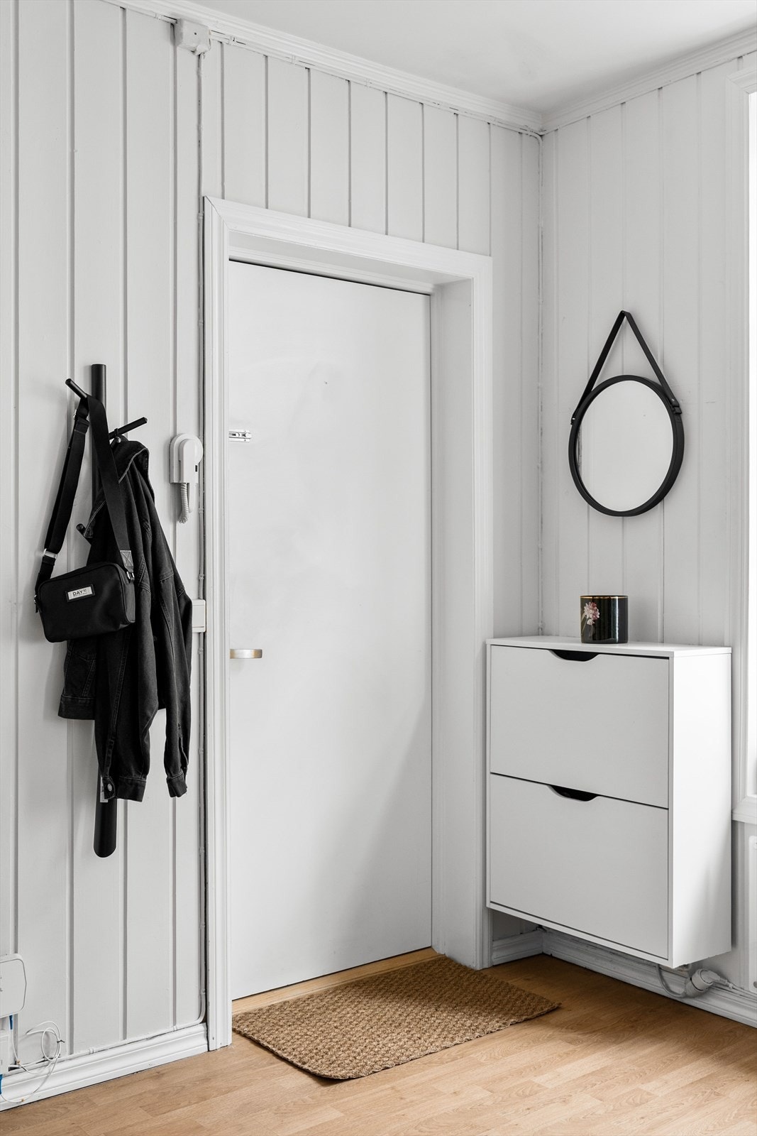 Velkommen inn! Her er det knagger på veggen for å henge i fra seg ytterjakker, samt en skohylle. Galleribilde