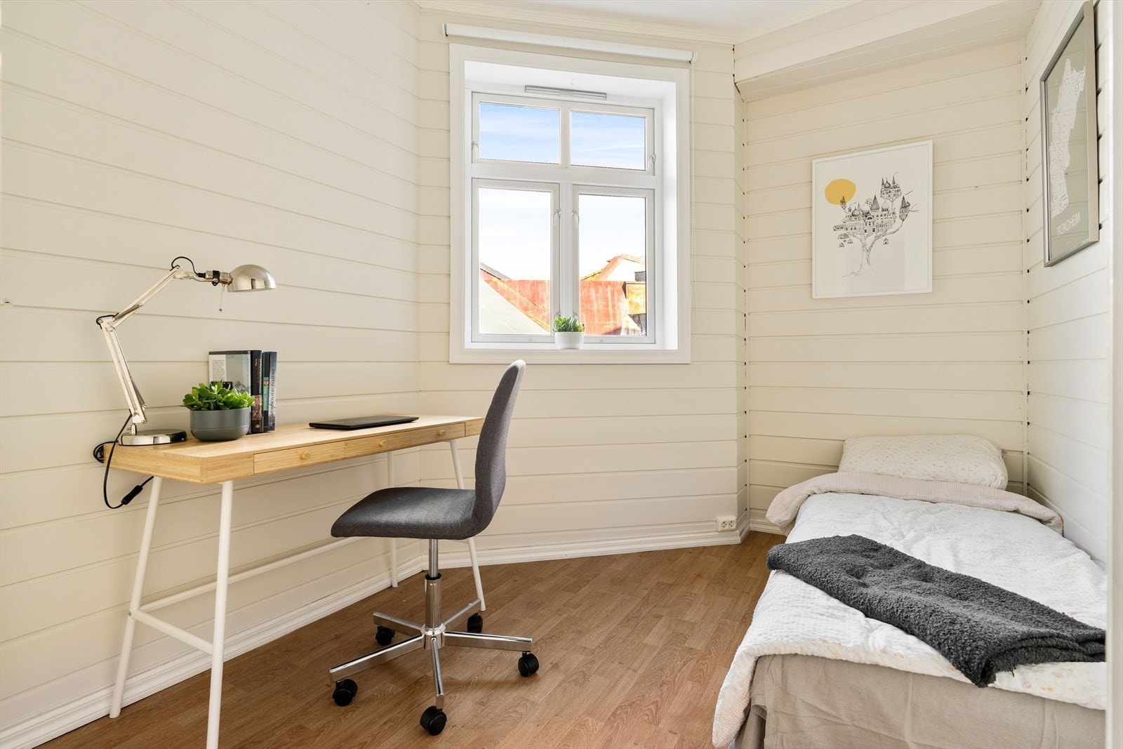 Begge rommene har god plass til stor seng og tiltenkt garderobeløsning. Galleribilde