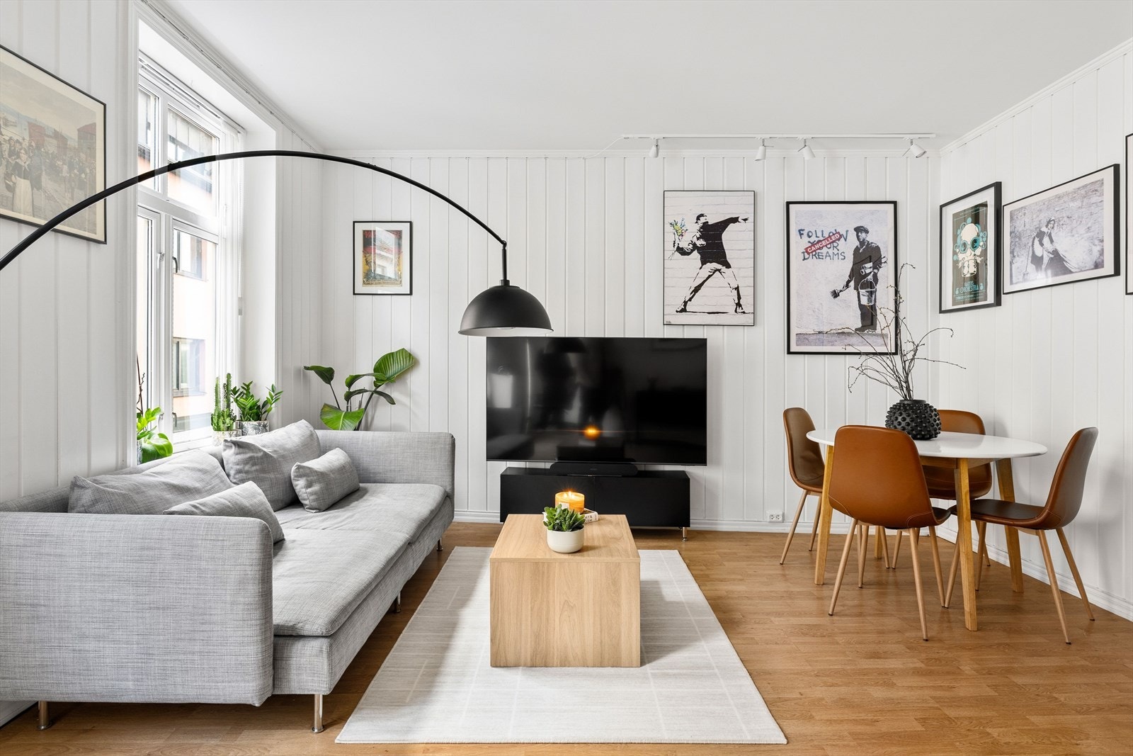 Stuen har lyse og moderne fargevalg, flott parkettgulv og store vindusflater som gir rikelig med naturlig innlys. Galleribilde