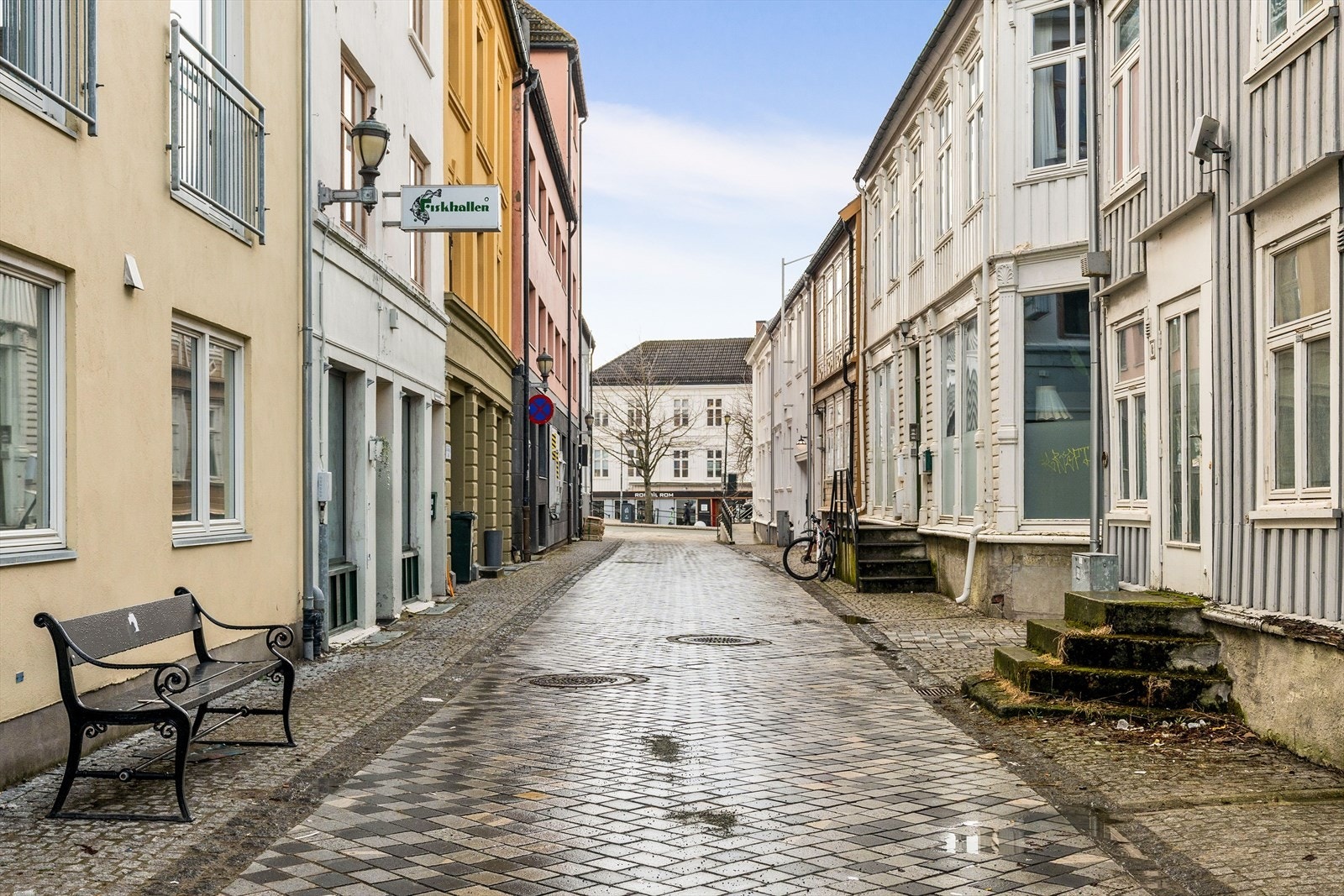 Dette må kunne sies å være den perfekte beliggenhet for de som ønsker å bo urbant, omkranset av alle fasiliteter og samtidig tilbaketrukket i et ærverdig område med en rik historie og mye sjel. Galleribilde