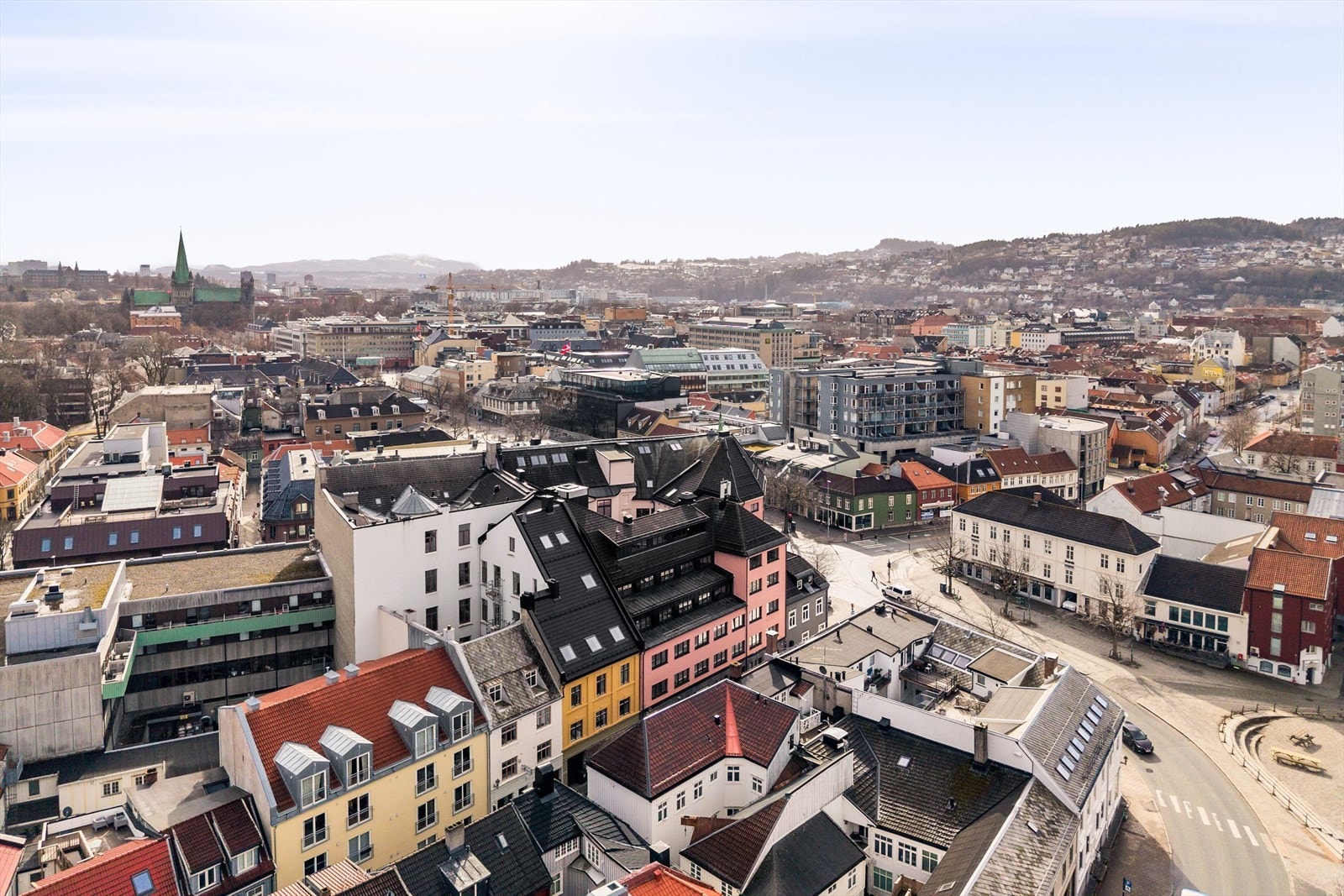 Selv om boligen ligger i sentrum er dette kjent som et rolig boligstrøk med koselige gater og flere, flotte grøntområder. Galleribilde