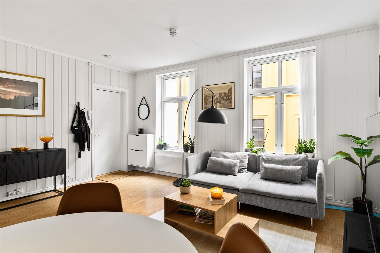 I tillegg til rikelig med naturlig innlys fra vinduene er det lyskinne i taket som lyser opp rommet godt. Galleribilde