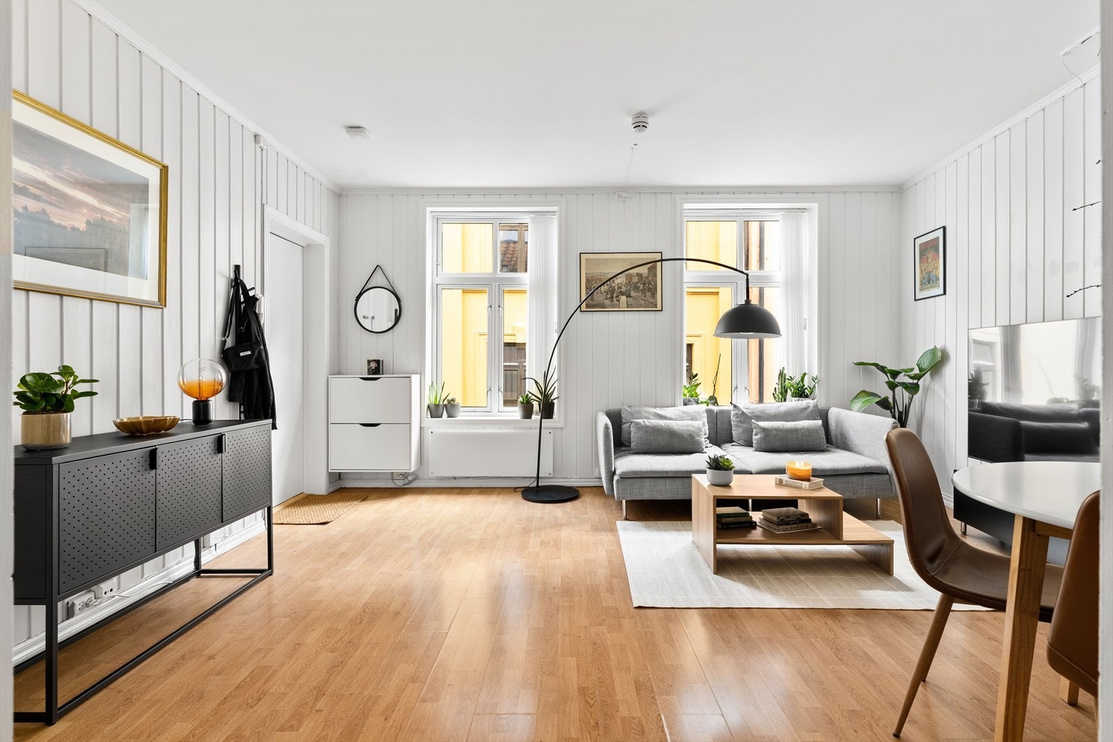 Stuen har gode møbleringsmuligheter med plass til sofa, spisebordløsninger samt annet møblement. Galleribilde