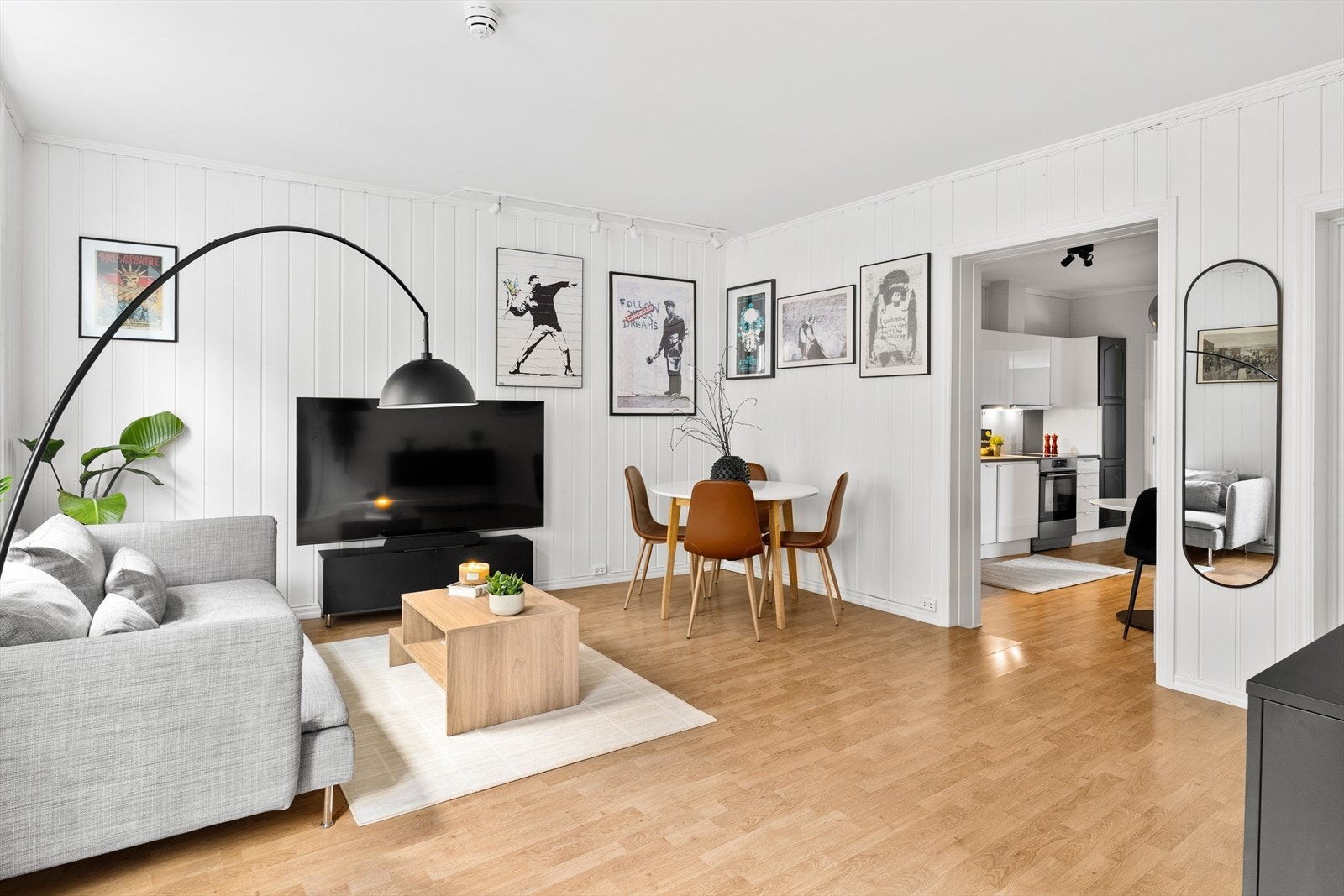 Ved første øyekast blir man møtt av en lys og innbydende stue. Galleribilde
