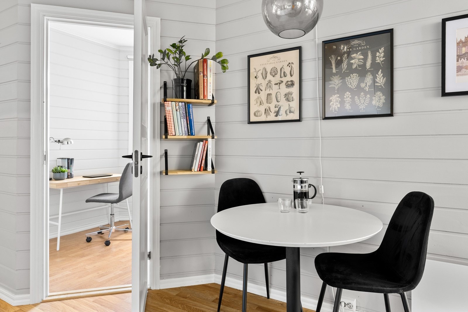 På kjøkkenet er det også plass til en hyggelig spisesone. Galleribilde
