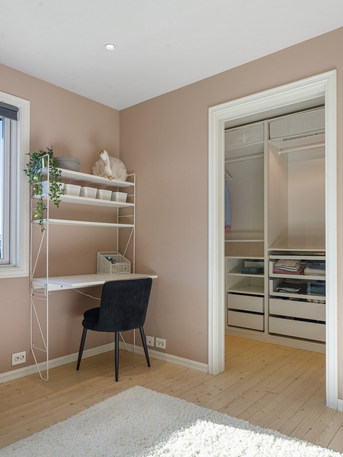 Soverom 1 har tilknyttet walk-in-garderobe. Galleribilde