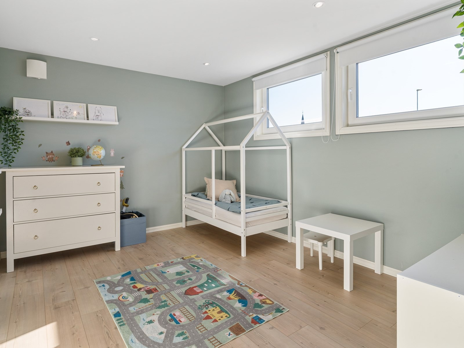 Soverom 4: Et koselig soverom med god plass til seng, garderobe og øvrig møblement, malt i en behagelig fargetone. Galleribilde