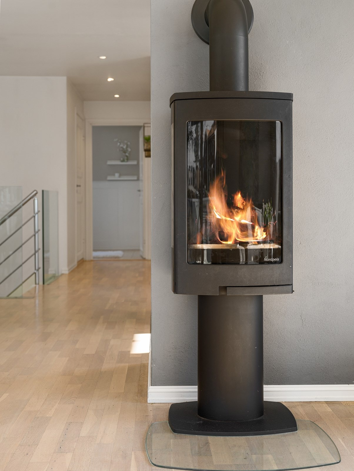 I hovedetasjen bidrar en peisovn til ekstra varme og hygge på kalde dager. Galleribilde