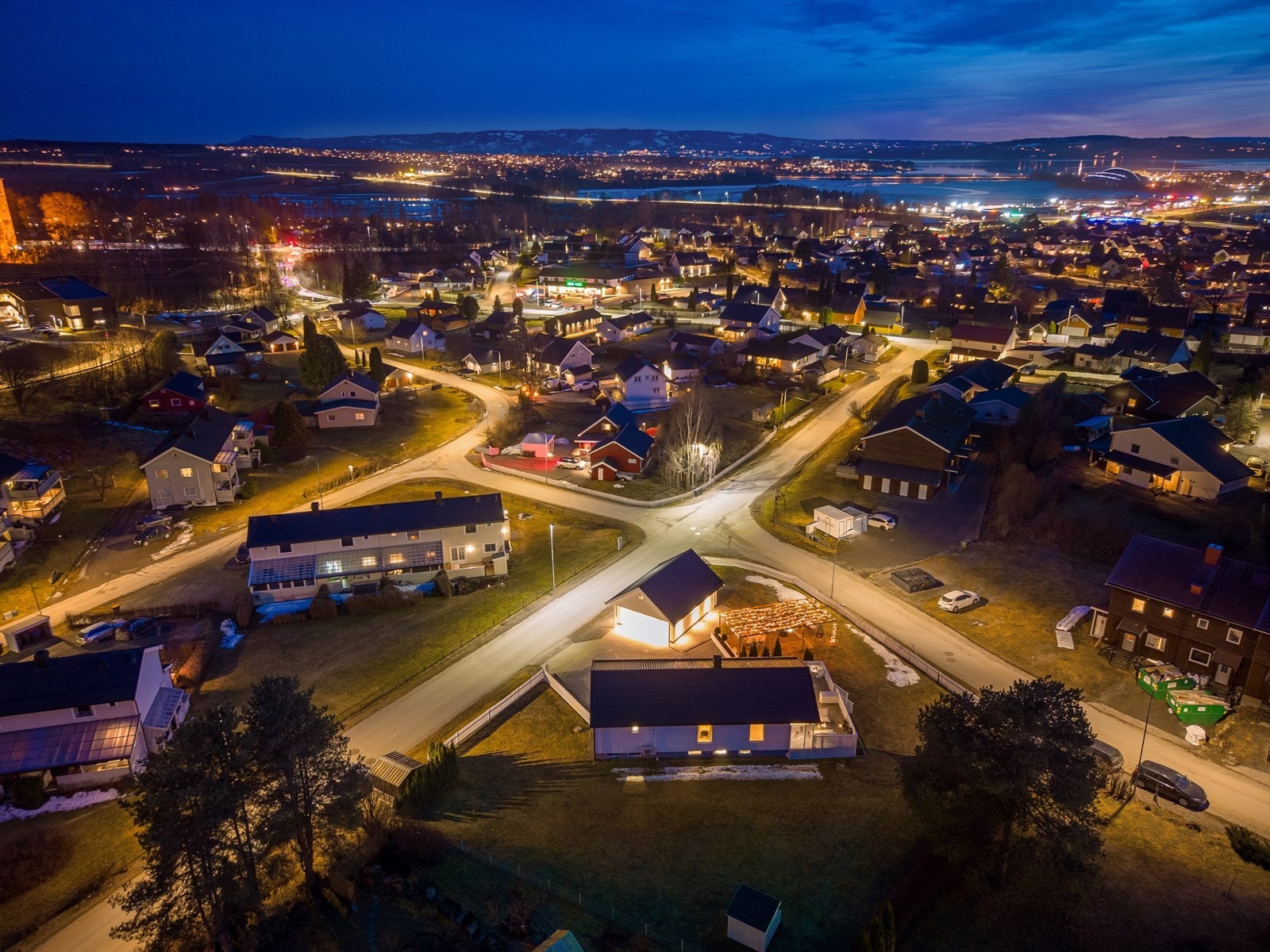 Eiendommen har en fin beliggenhet i et veletablert og barnevennlig område på Ridabu, med gangavstand til barnehage, barneskole og ungdomsskole. Galleribilde