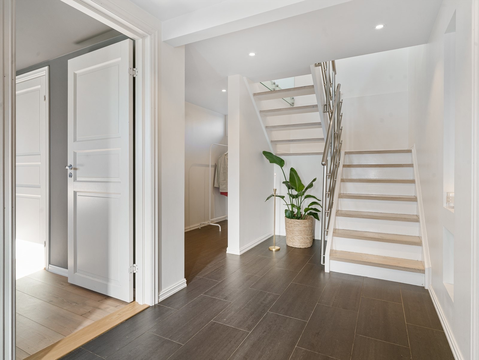Her er det flislagt gulv, downlights i himlingen og god plass til oppbevaringsløsninger for yttertøy og sko. Galleribilde