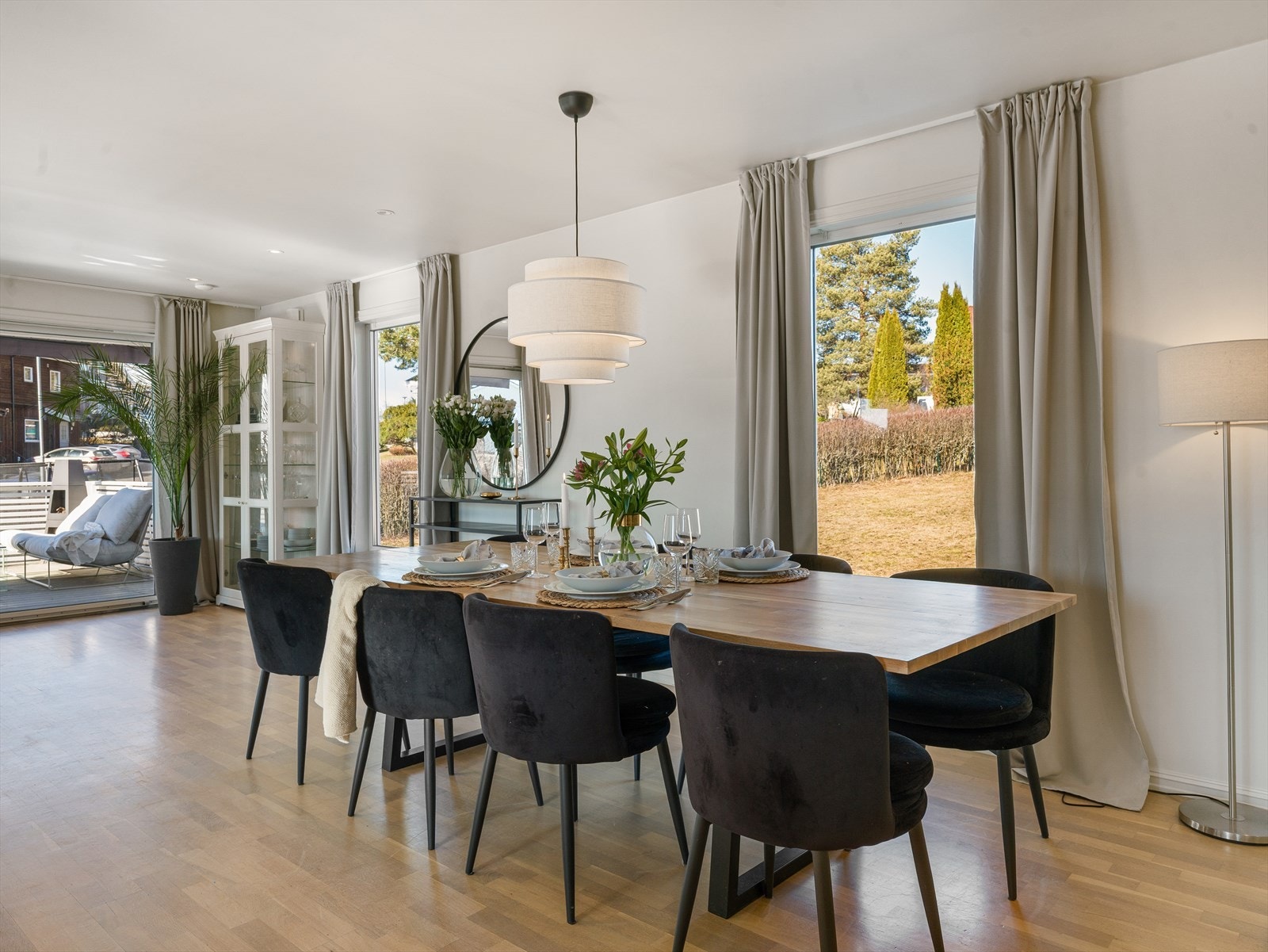 Det er god plass til en stor spisegruppe hvor hele familien kan samles. Galleribilde