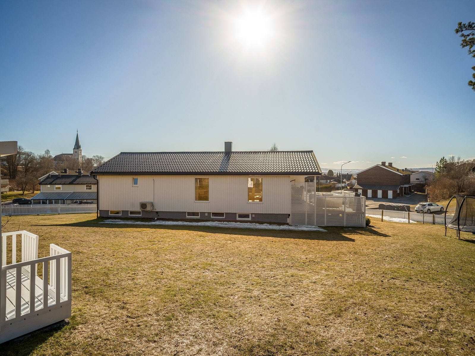 Et romslig hageparti som innbyr til lek og rekreasjon. Galleribilde