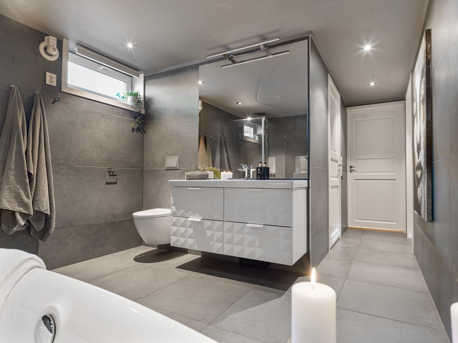 Badet i underetasjen er stilrent og moderne, og ble etablert i 2019. Galleribilde