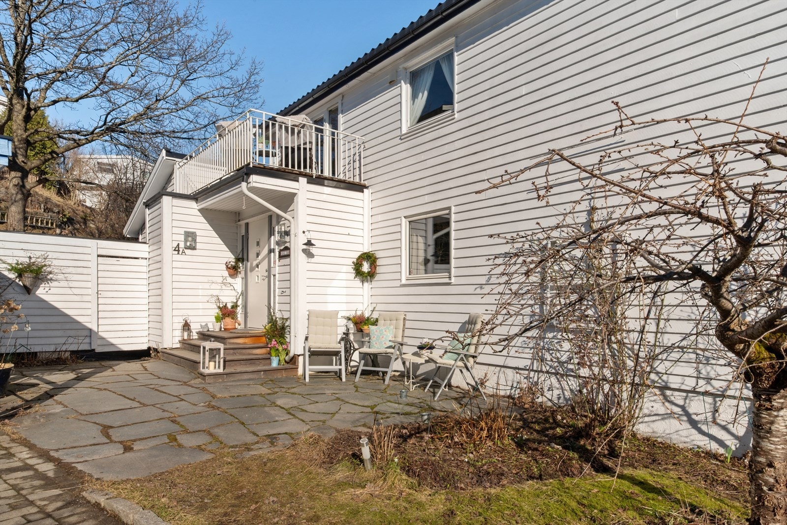 Solrik uteplass med sol for formiddag til ettermiddag! Galleribilde
