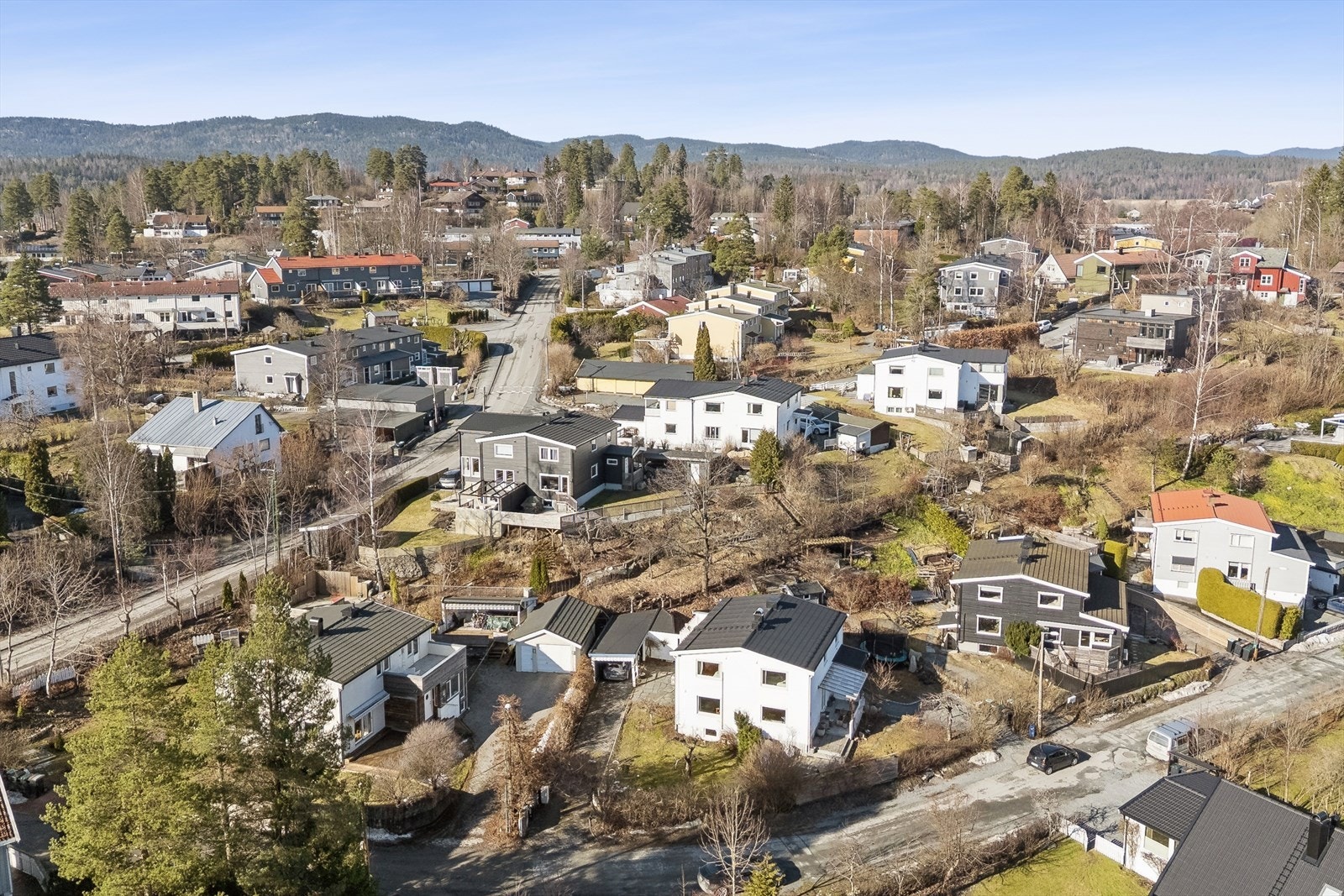Veien går videre opp til Granåsen, hvor det er bussholdeplass. Her kommer du videre til Nordveien til høyre og videre til Østerås. Galleribilde