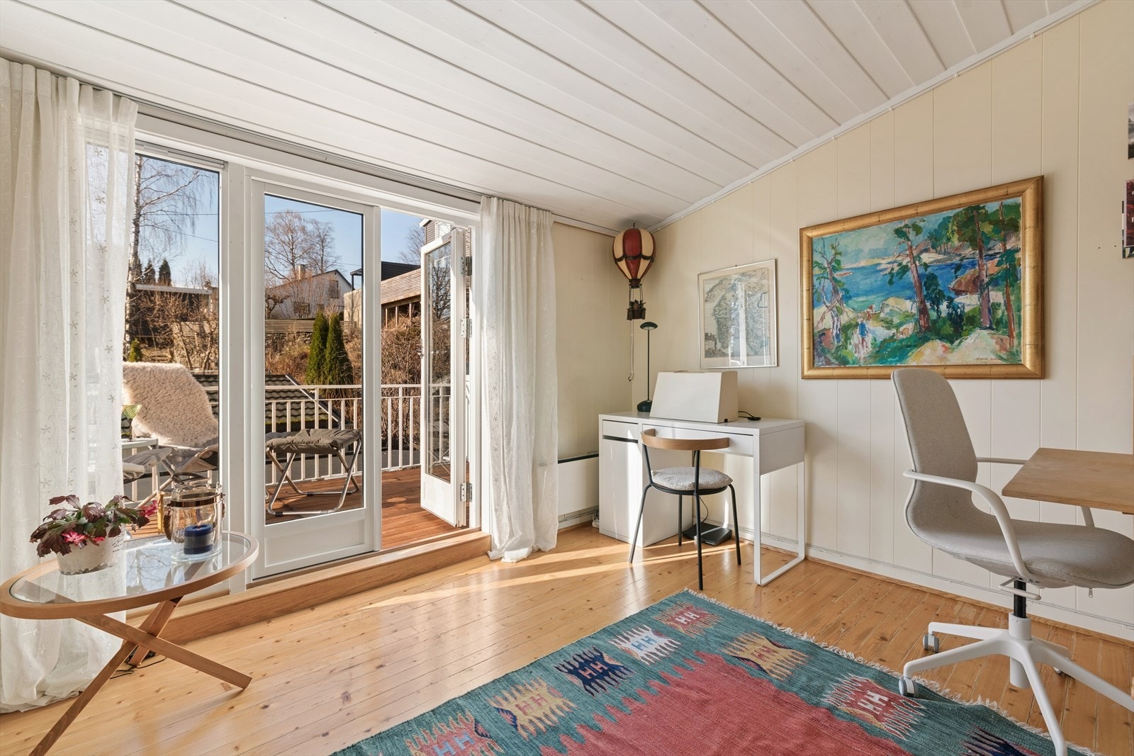 Åpen loftstue med utgang til deilig og solrik takterrasse med sol fra morgen til kveld! Galleribilde