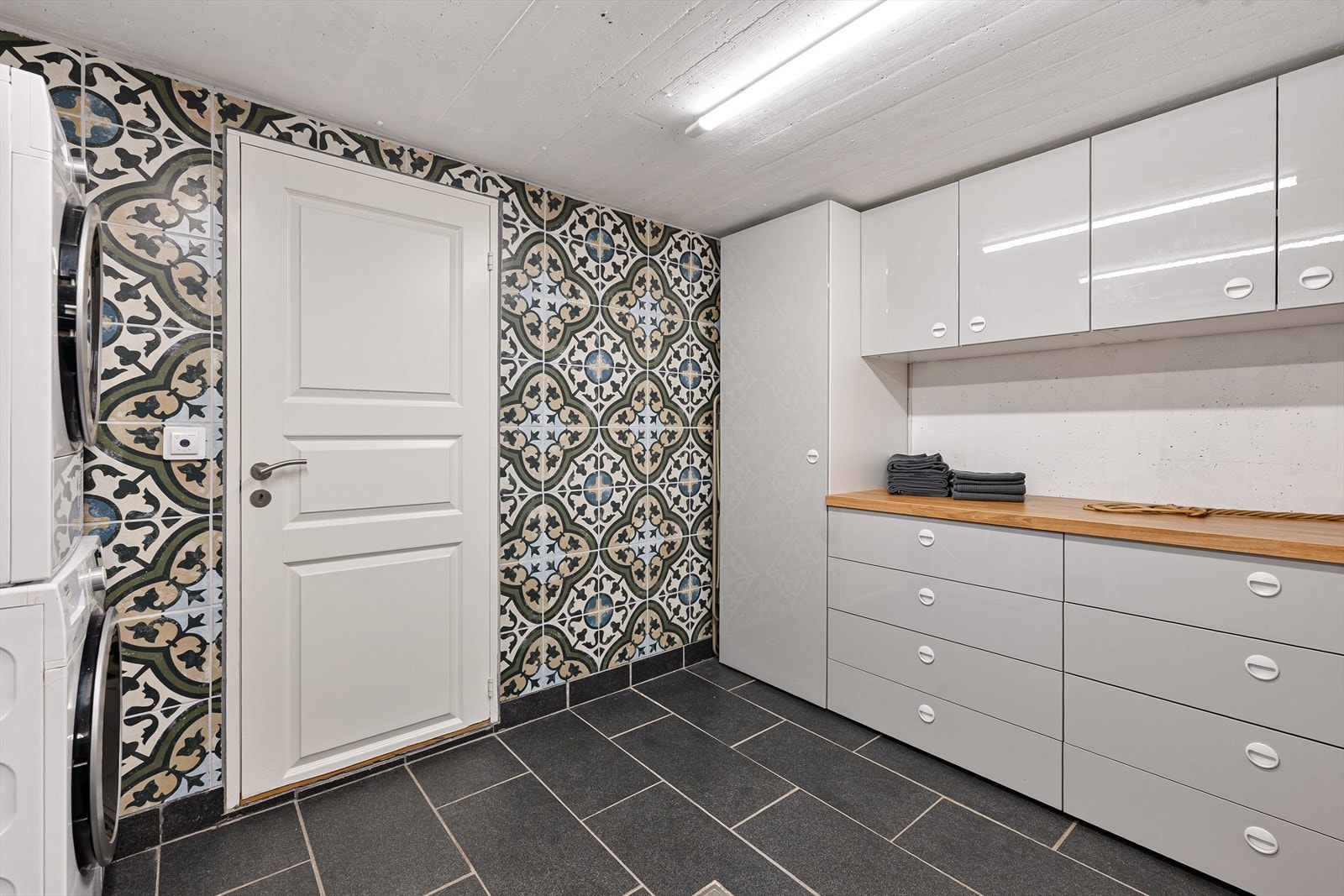 Masse skapplass på vaskerommet Galleribilde