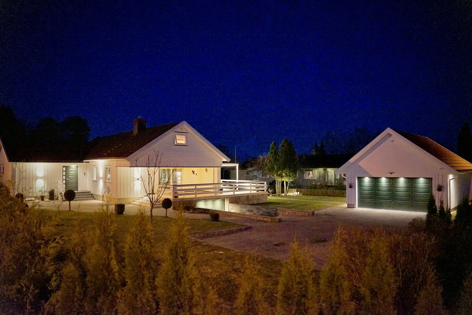 Eiendommen på kveldstid (selgers bilde) Galleribilde