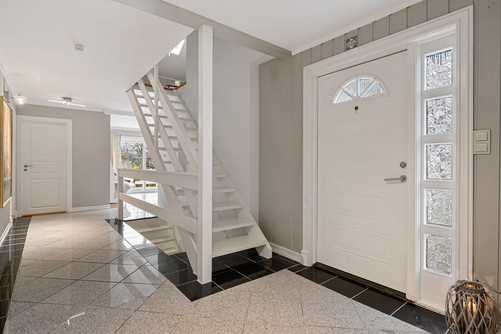 Hall i 1. etg med trappen opp til 2. etg. Galleribilde