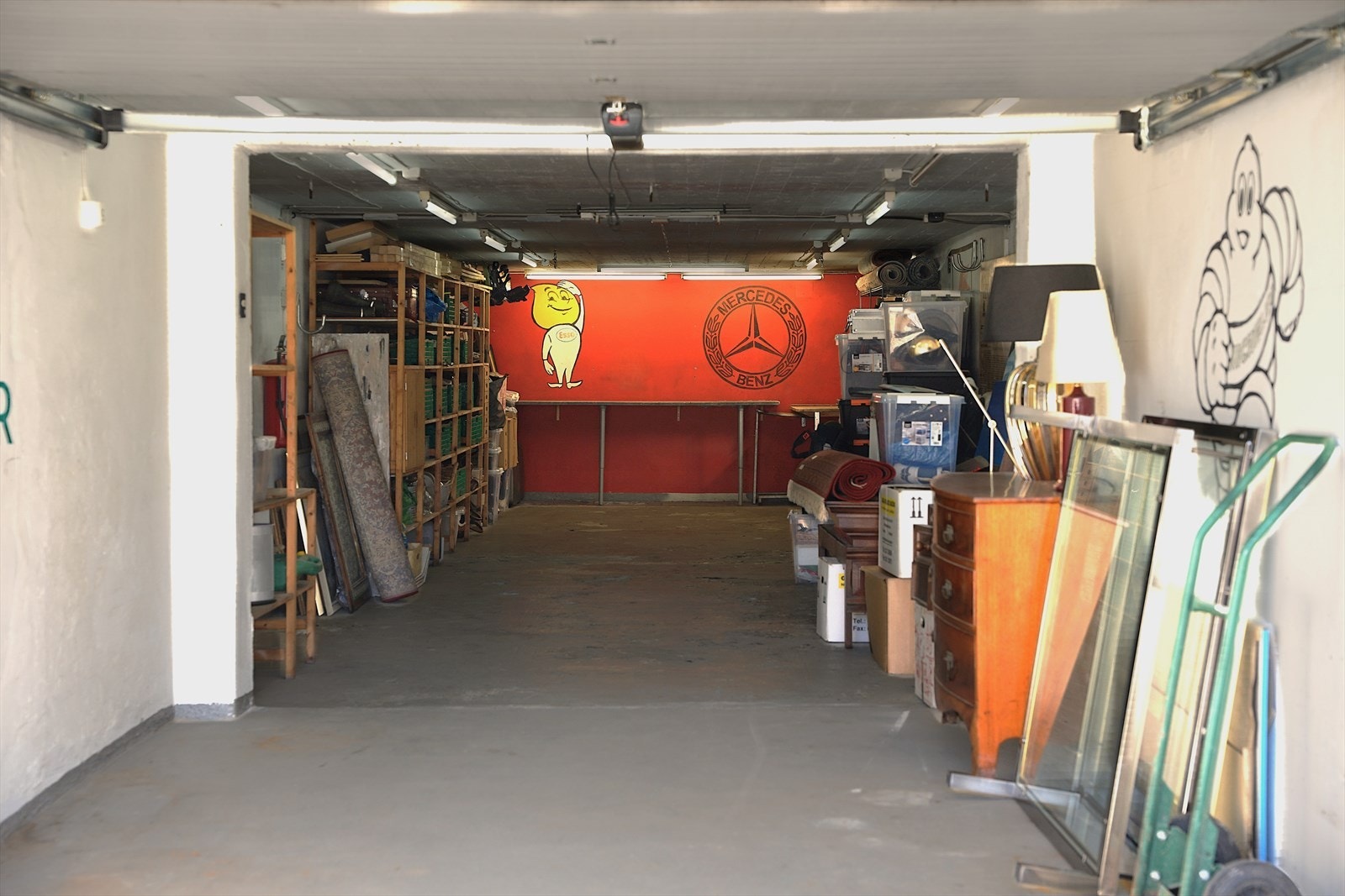Lang garasje med mange muligheter, blant annet til oppbevaring av 3 biler. (selgers bilde) Galleribilde
