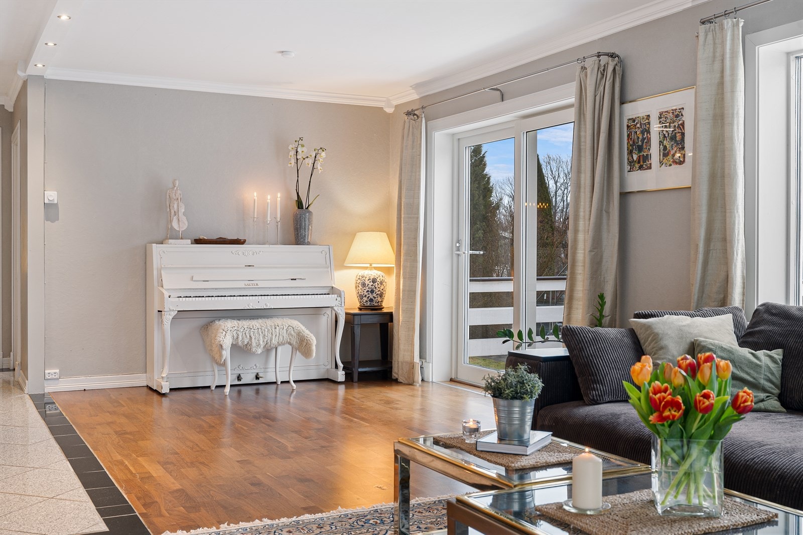 Fra stuen er det utgang til terrasse Galleribilde