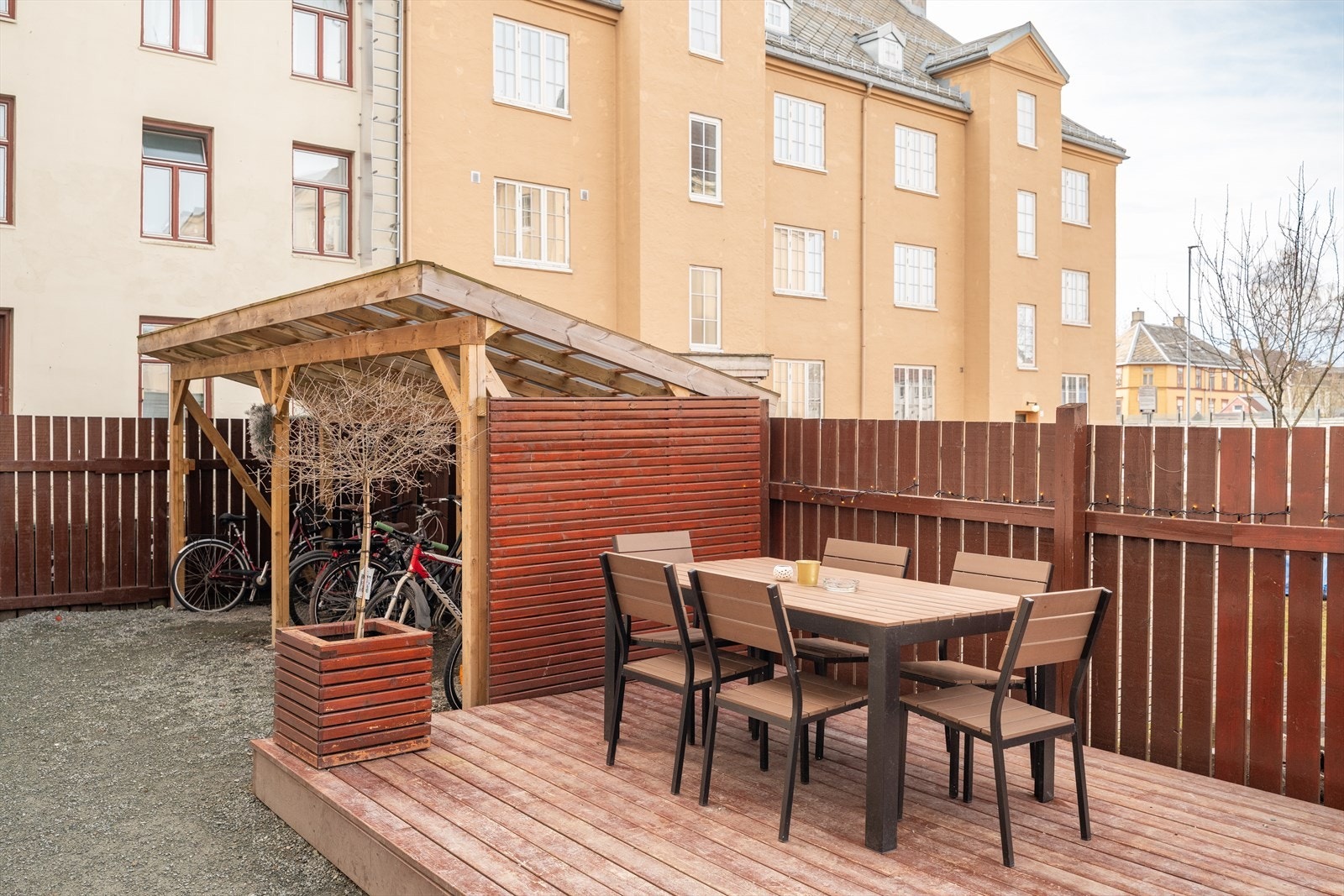 I bakgården er det også felles sykkelparkering under tak. Galleribilde