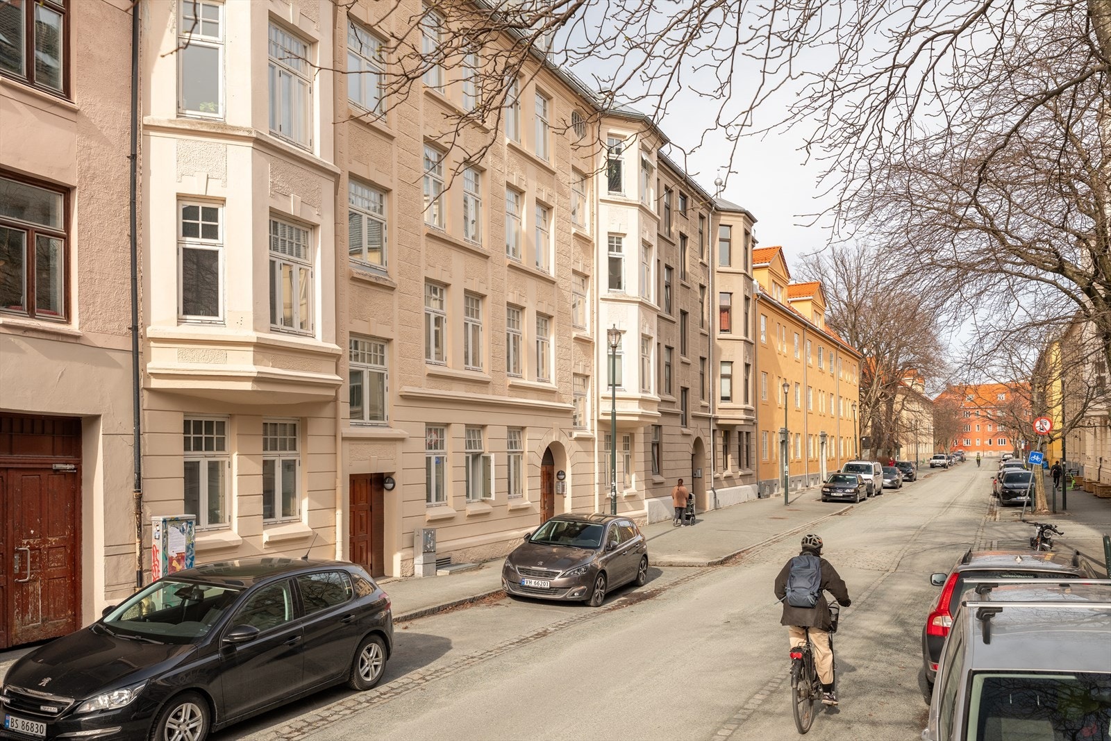 Videre er det også gateparkering etter gjeldende bestemmelser. Like ved leiligheten finner du Buran busstopp med hele 13 ulike ruter. Det er også kun 5 minutters gange til Lademoen togstasjon med direktetog til Værnes lufthavn. Galleribilde