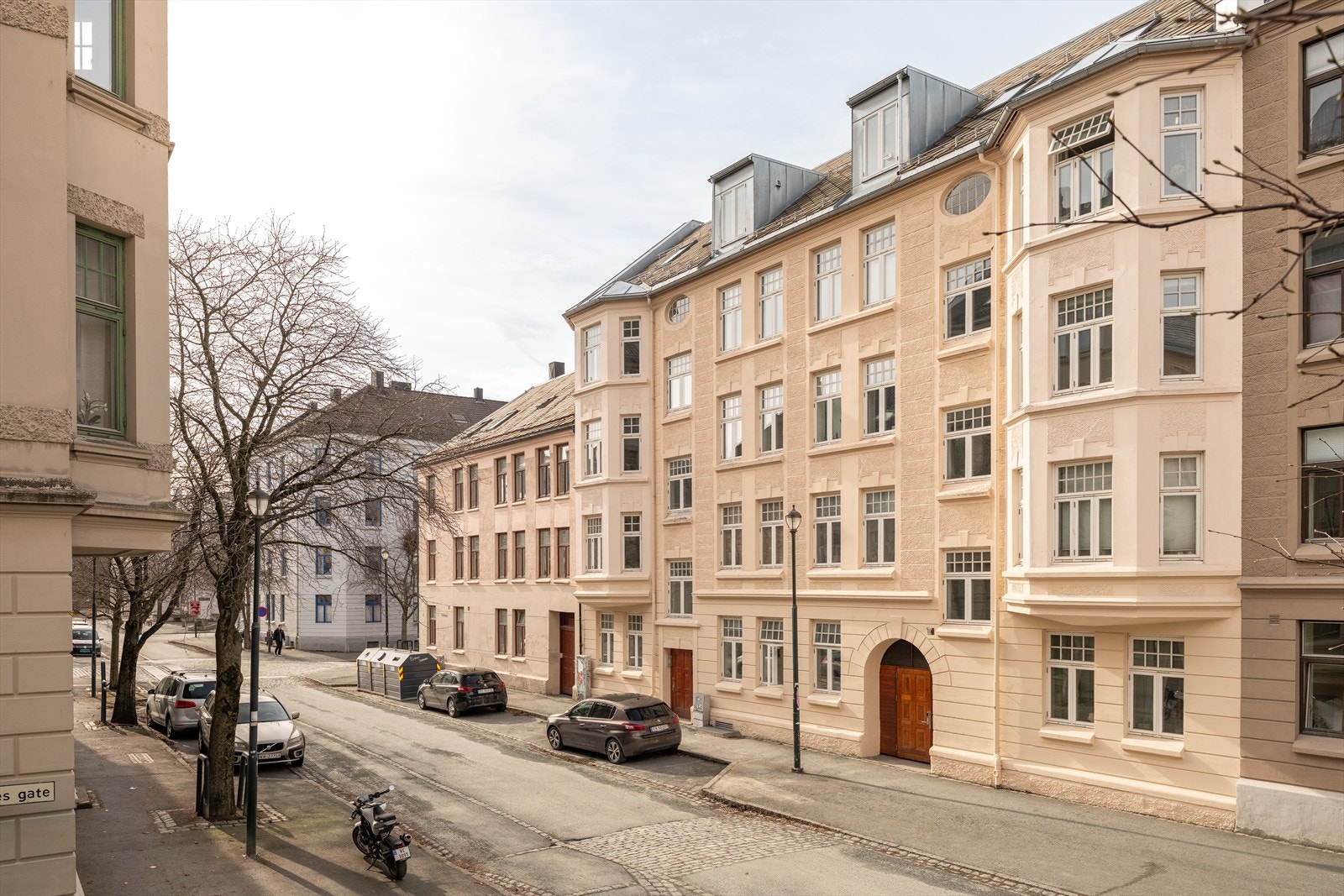 Det er soneparkering i området. Som beboer har du anledning til å søke om parkeringsplass. Prisen på dette er per 12.04.2026 på 785,- per måned. Man kan også søke om gjestekort til 359,- per uke dersom man får besøk. Galleribilde