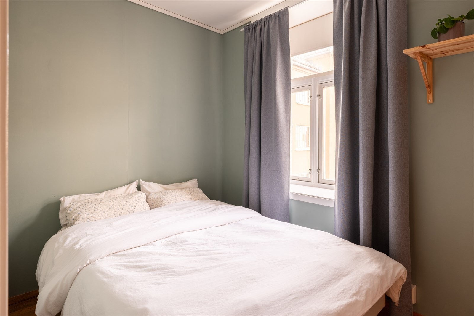 Soverommet er av svært god størrelse og har et areal på 11m². Soverommet vender ut mot rolig bakgård. Galleribilde