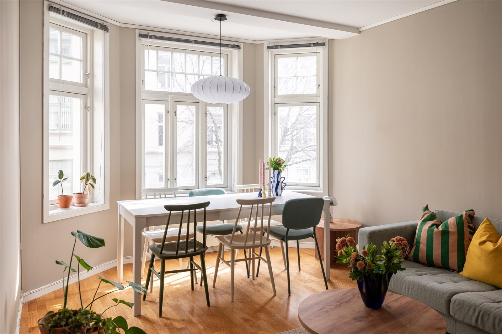Her får man "alt" inkludert i felleskostnadene - både strøm, internett og kommunale avgifter med mer. Felleskostnadene er på 4 144,- per måned. Det er ingen dokumentavgift ved kjøp av leiligheten, og heller ingen forkjøpsrett. Galleribilde