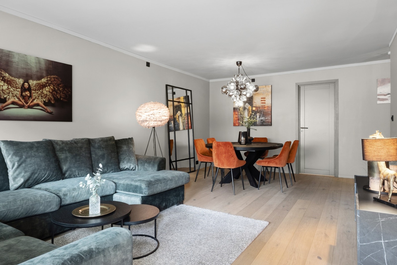 Leiligheten er oppgradert i 2024/25 og har en praktisk beliggenhet i 2.etasje i et veldrevent borettslag. Galleribilde