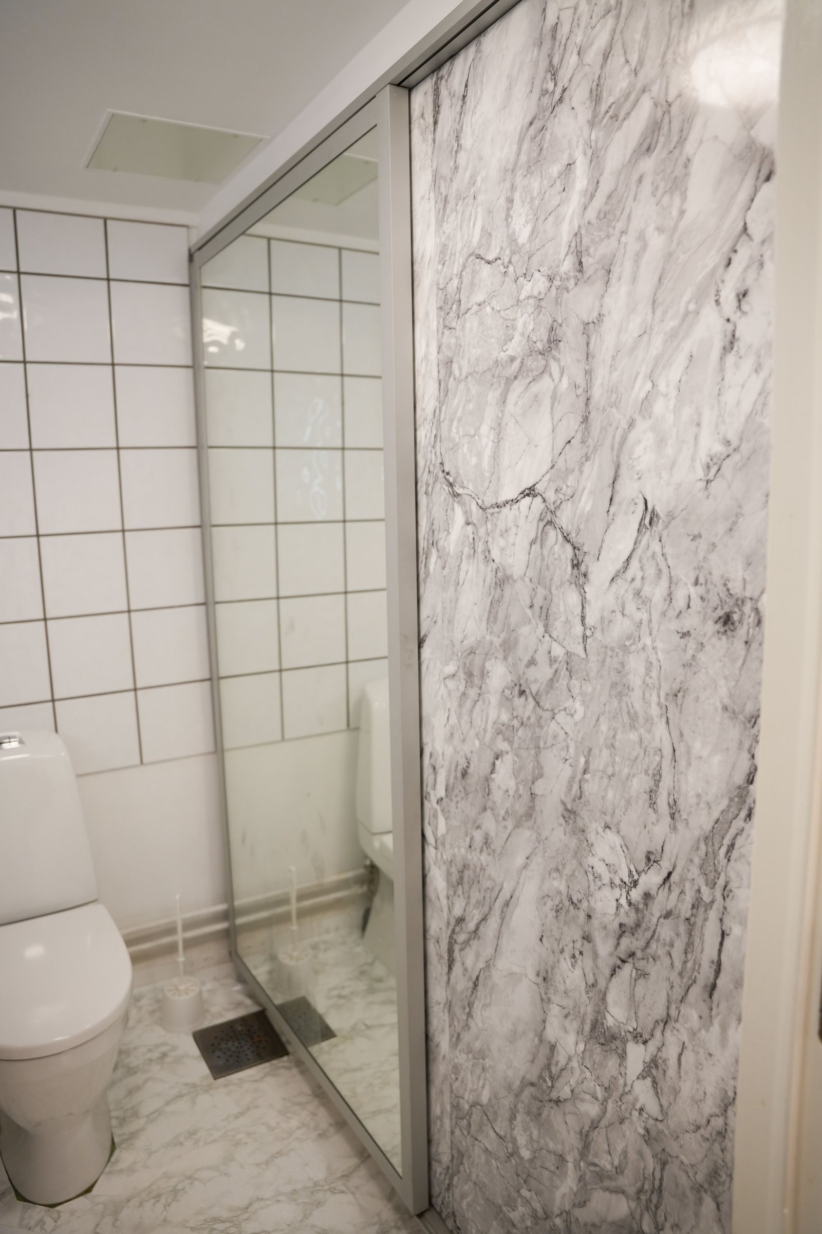 Toalett og Bad - Toalett er i dag på 3m2. Det er gode mulighet for et stort bad på 5,8m2. Veggen bak toalettet kan slåes ut og man har da et areal på 2,8m2 som kan bli til et delikat og stort bad med tilpasning etter personlig preferanser. Galleribilde