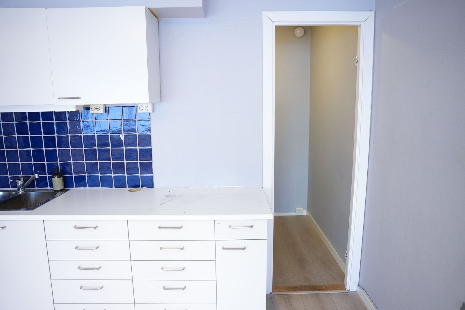 Denne døren kan lukkes - og det rommet på 2,8m2 kan innlemmes i badet. Galleribilde