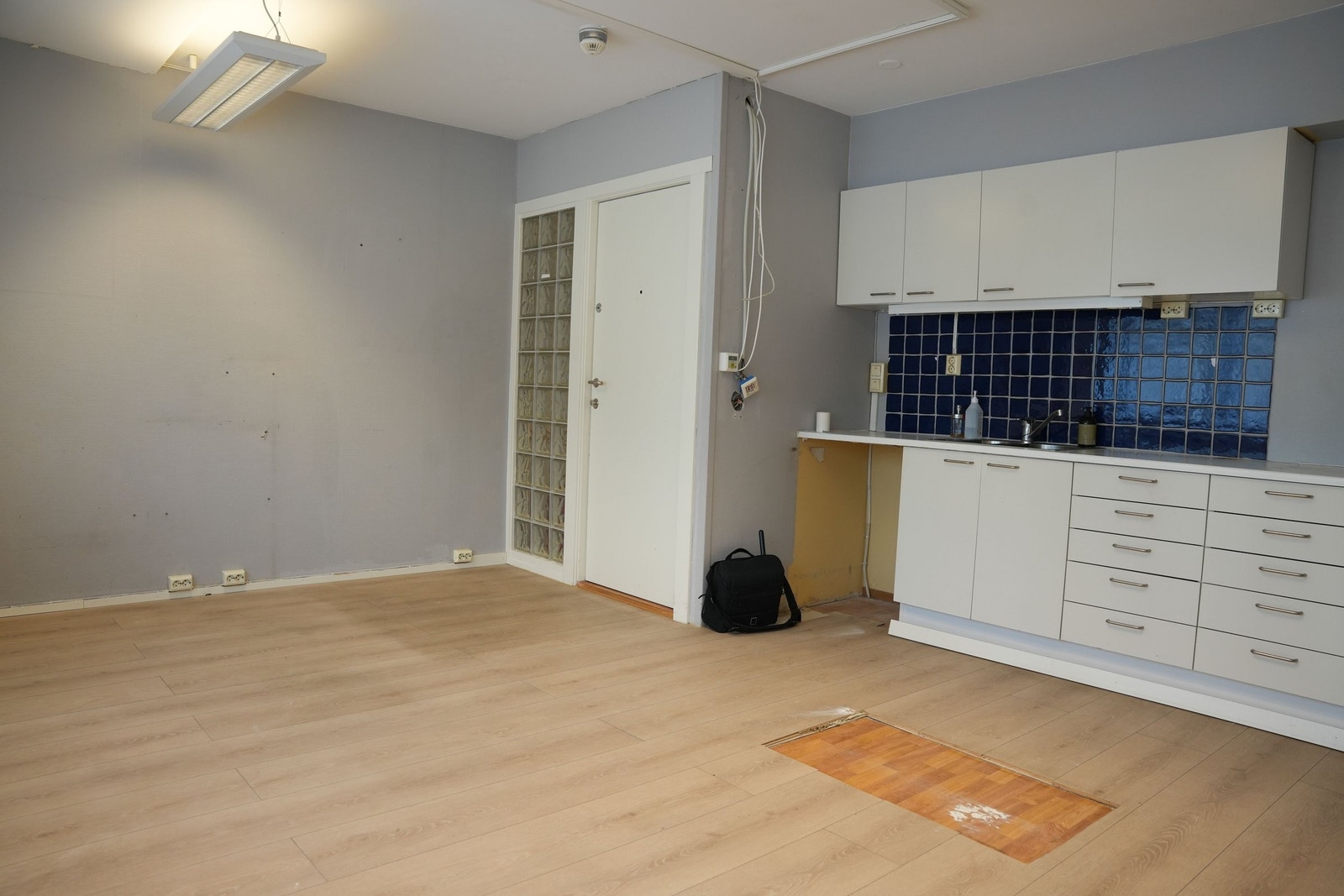 Romslig med mulighet for å lage alkove på 5m2 med vindu - samt ha 15m2 stort stue. Galleribilde