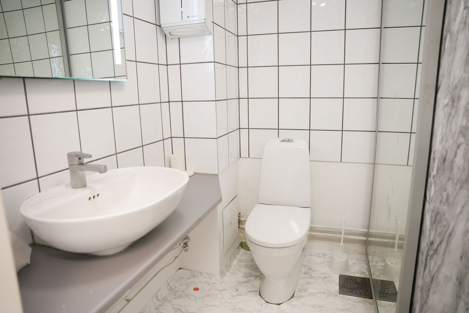 Toalett og Bad - Toalett er i dag på 3m2. Det er gode mulighet for et stort bad på 5,8m2. Veggen bak toalettet kan slåes ut og man har da et areal på 2,8m2 som kan innlemmes og bli til et delikat og stort bad med tilpasning etter personlige preferanser. Galleribilde
