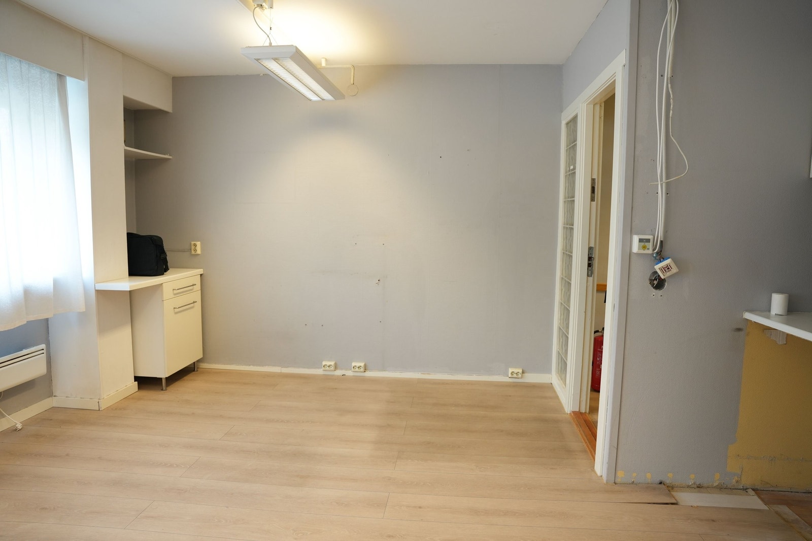Stor stue på ca 20,5m2 med kjøkken. Her har man mulighet til å ha kjøkken på enten den veggen hvor det er i dag. Eller til den andre veggen (allerede klart med vann og avløp på veggen). Galleribilde