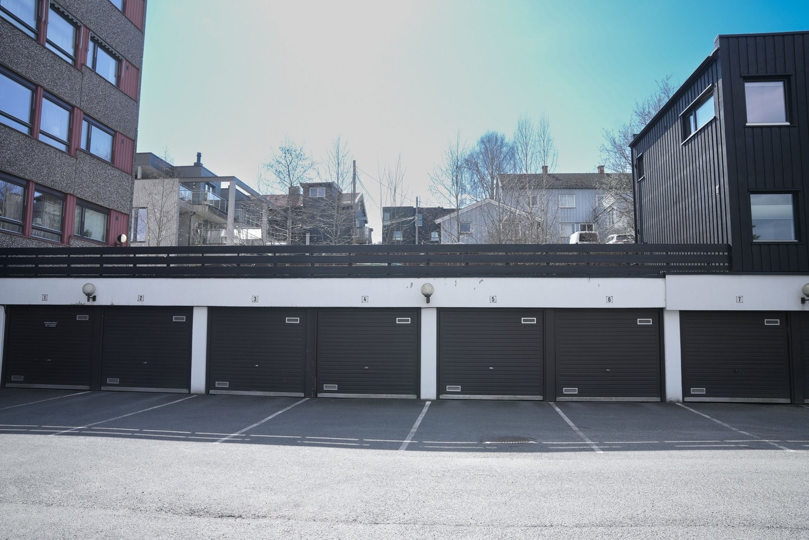 Garasjeplasser - som tilhører sameiet. Du kan sette deg på venteliste for leie. I skrivende stund 4 personer i venteliste. Over garasjene er felles takterrasse hvor det blir i løpet av våren nye terrassemøbler og et hyggelig møteplass for beboere. Galleribilde