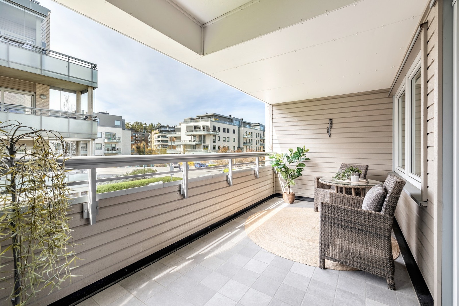 Balkongen er lun og har rikelig med plass til både sittegruppe, spisebord og grill, perfekt for hyggelige måltider og sosiale sammenkomster. Galleribilde