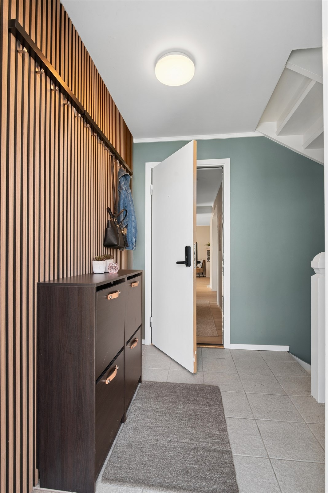 Fra hovedinngangen kommer du inn i en felles oppgang og videre inn i boligens egen entré. Galleribilde