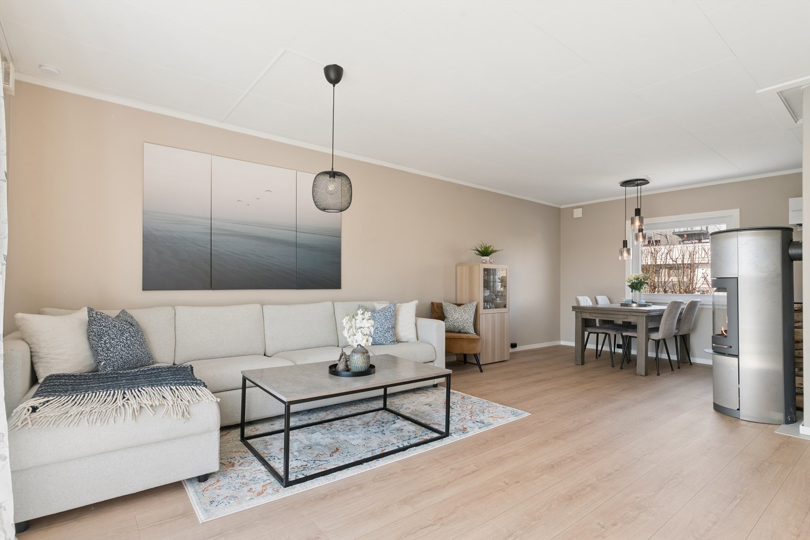 Enstavs vinyllaminat på gulvet og malte flater på veggene gir et helhetlig og moderne inntrykk. Galleribilde